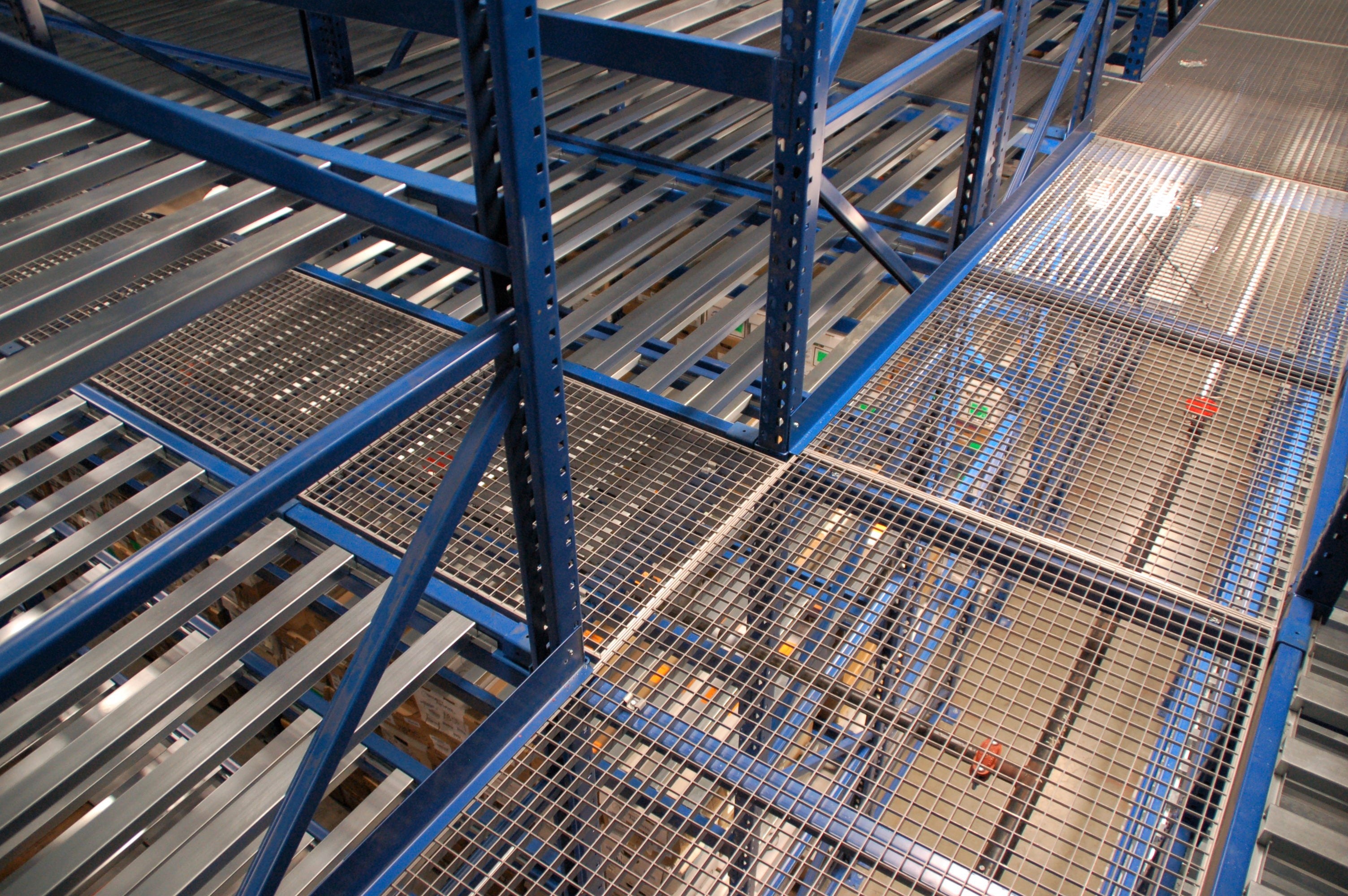 How to Get Around in a Warehouse with Conveyors